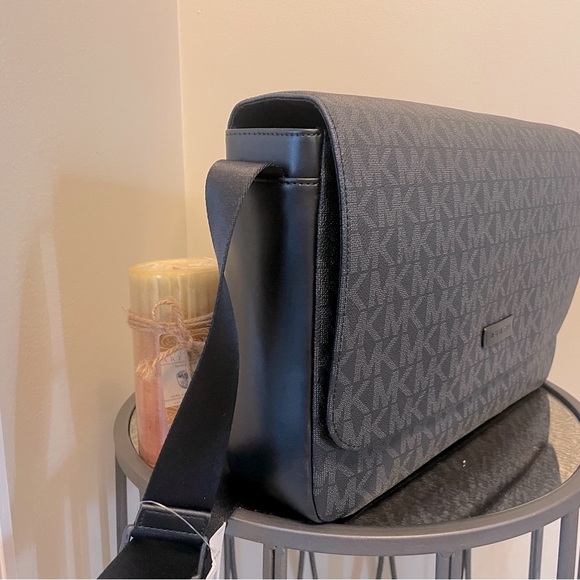 Michael Kors Harrison Laptop Messenger Crossbody - Picture 4 of 8